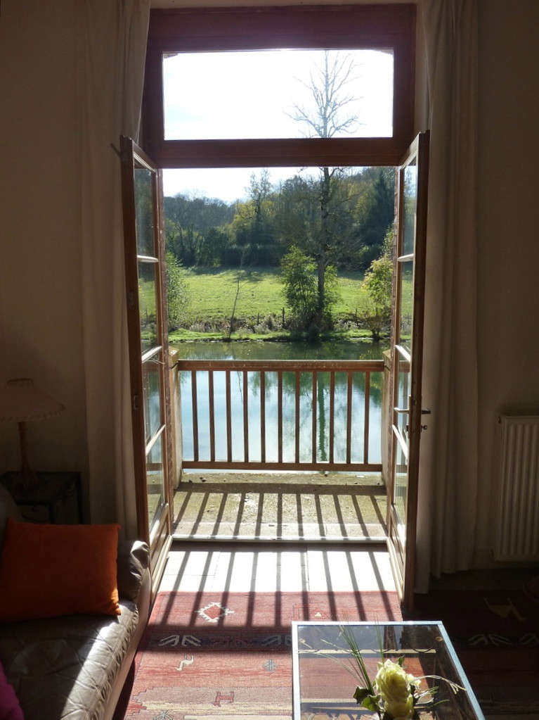 Le balcon du salon donnant sur l'étang
