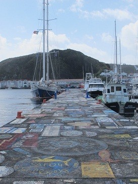 Die Johnny an der bunt bemalten Pier