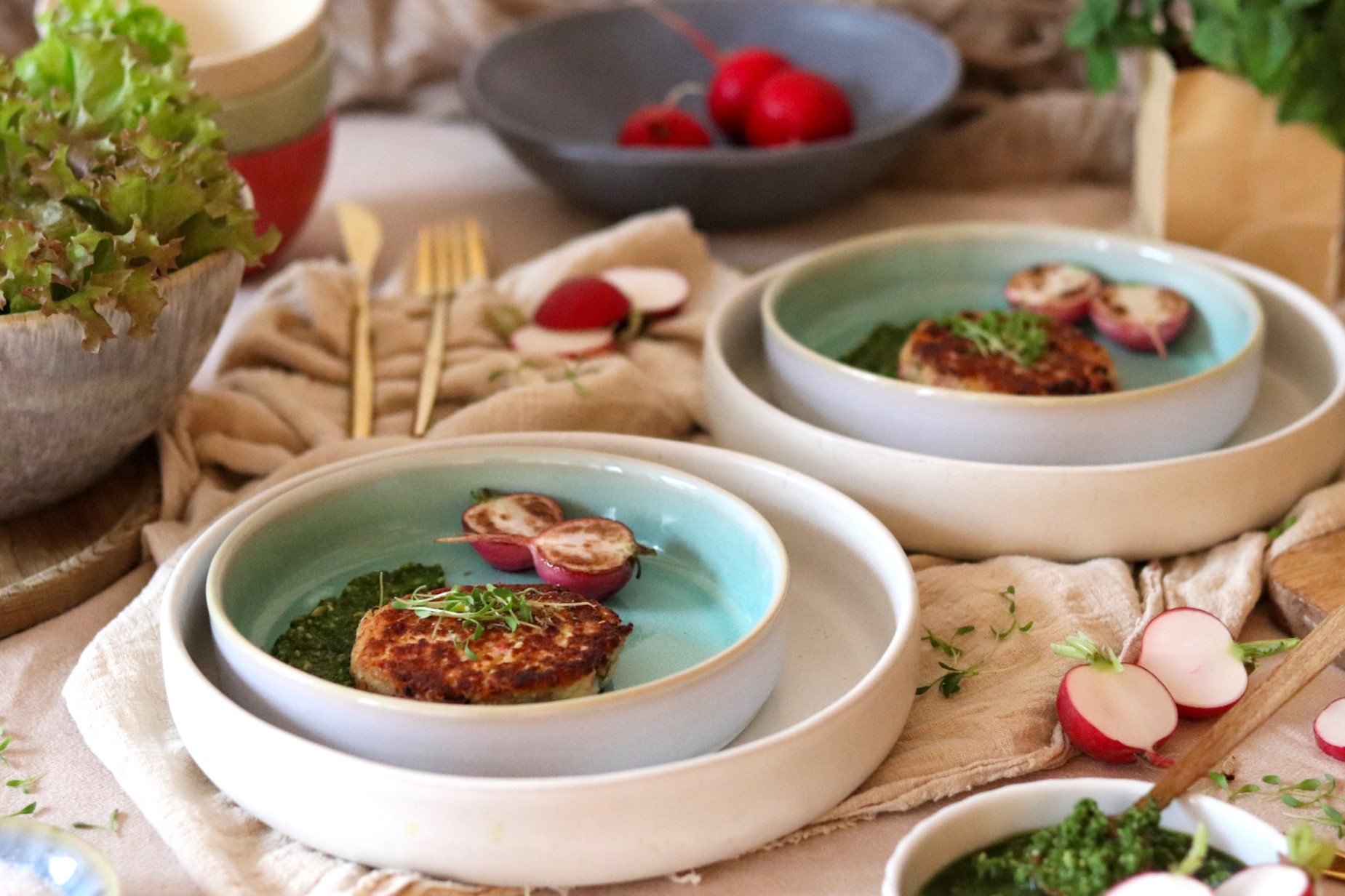 Radieschen-Topfen-Laibchen mit Radieschengrünpesto