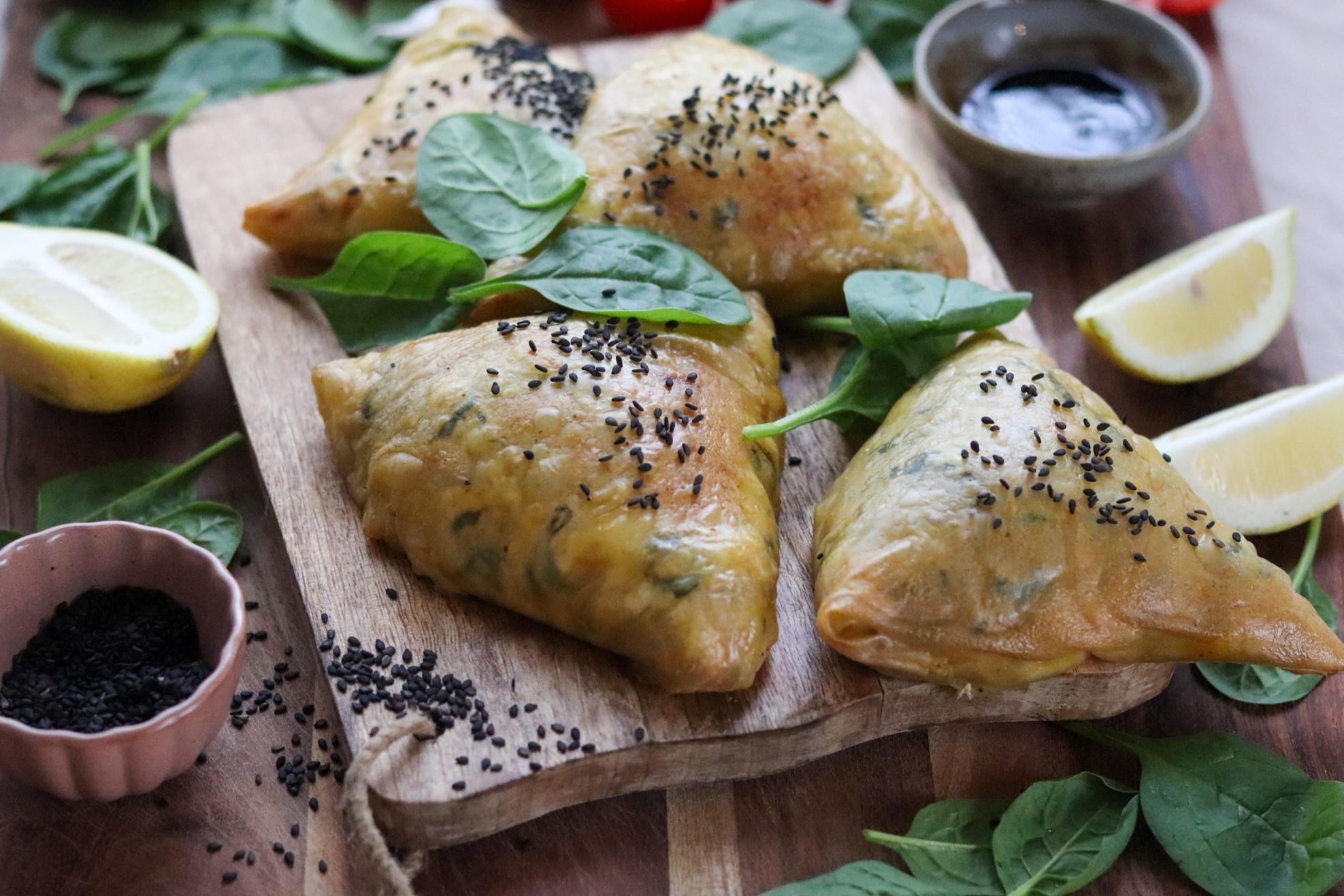 knusprige Reispapiertaschen mit Tofu, Spinat und Feta