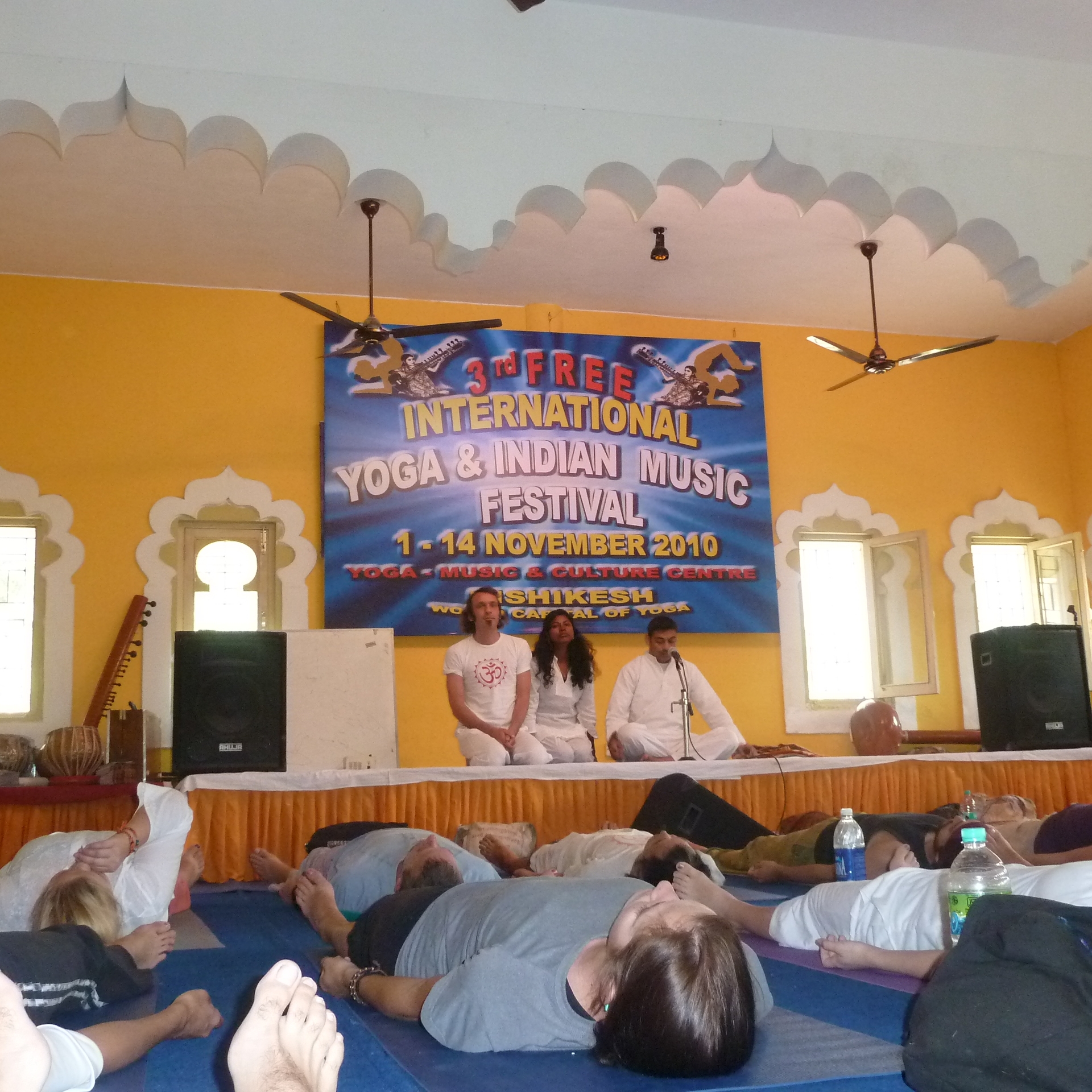Heiner und Punitha unterrichten beim internationalen Yoga & Indian Music Festival, Indien