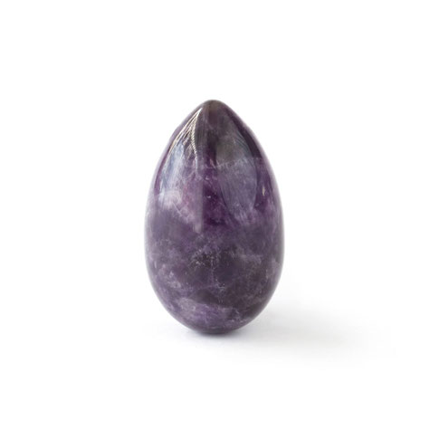 Ein glatter, polierter Amethyststein in Eiform, isoliert vor einem weißen Hintergrund.