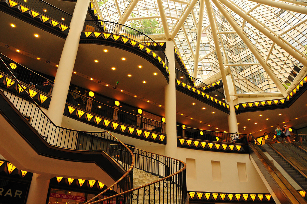 Shopping-mania for the rich ('Galeries Lafayette')