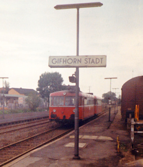 Abbildung 4 (Quelle: Von Stefan K-50678 - eigenes Werk, CC BY-SA 3.0, https://commons.wikimedia.org/w/index.php?curid=16097720 Die Allertalbahn in Gifhorn Stadt (26. September 1981))