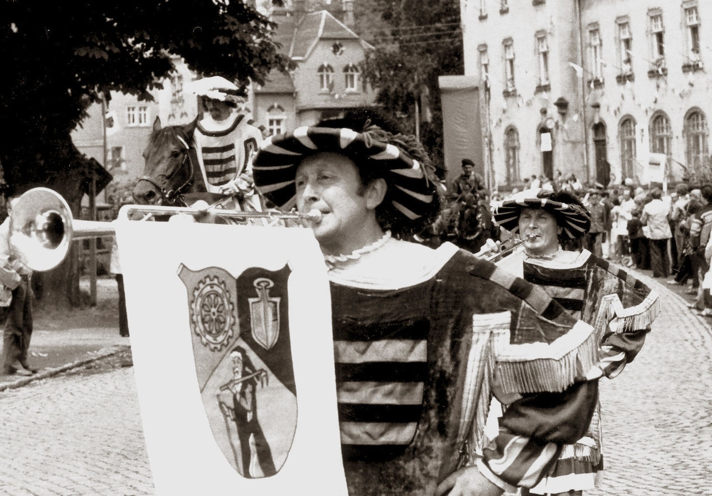 1979: 725 Jahre Ortsgemeinde Einsiedel - mit einem PRÄCHTIGEN AUFTRITT unserer Bläsergilde: mit Fanfaren und in mittelalterlicher Tracht