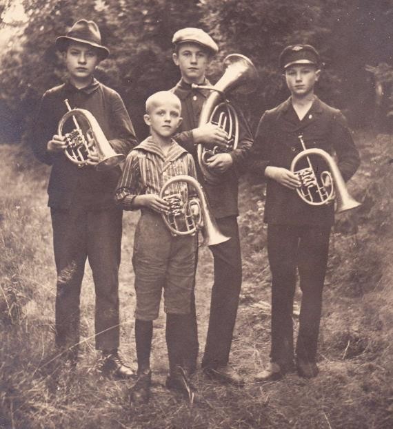 1915: die ersten Anfänger: der 12-jährige Rudolf Werner (3.v.l. - ab 1929 war er dann viele Jahre Chorleiter -), Herbert Hellinger, Kurt Straube und Fritz Wagner (v.l.). Von den 9 Gründungsmitgliedern waren nur die beiden "Hüttl´s" in Einsiedel geblieben.