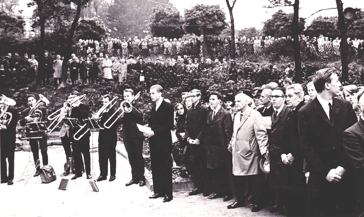 1966: Einweihung der wiederaufgebauten Kirche - das erste Kirchweihfest in der "neuen" Kirche - mit einem berühmten Altarbild von Werner Juza
