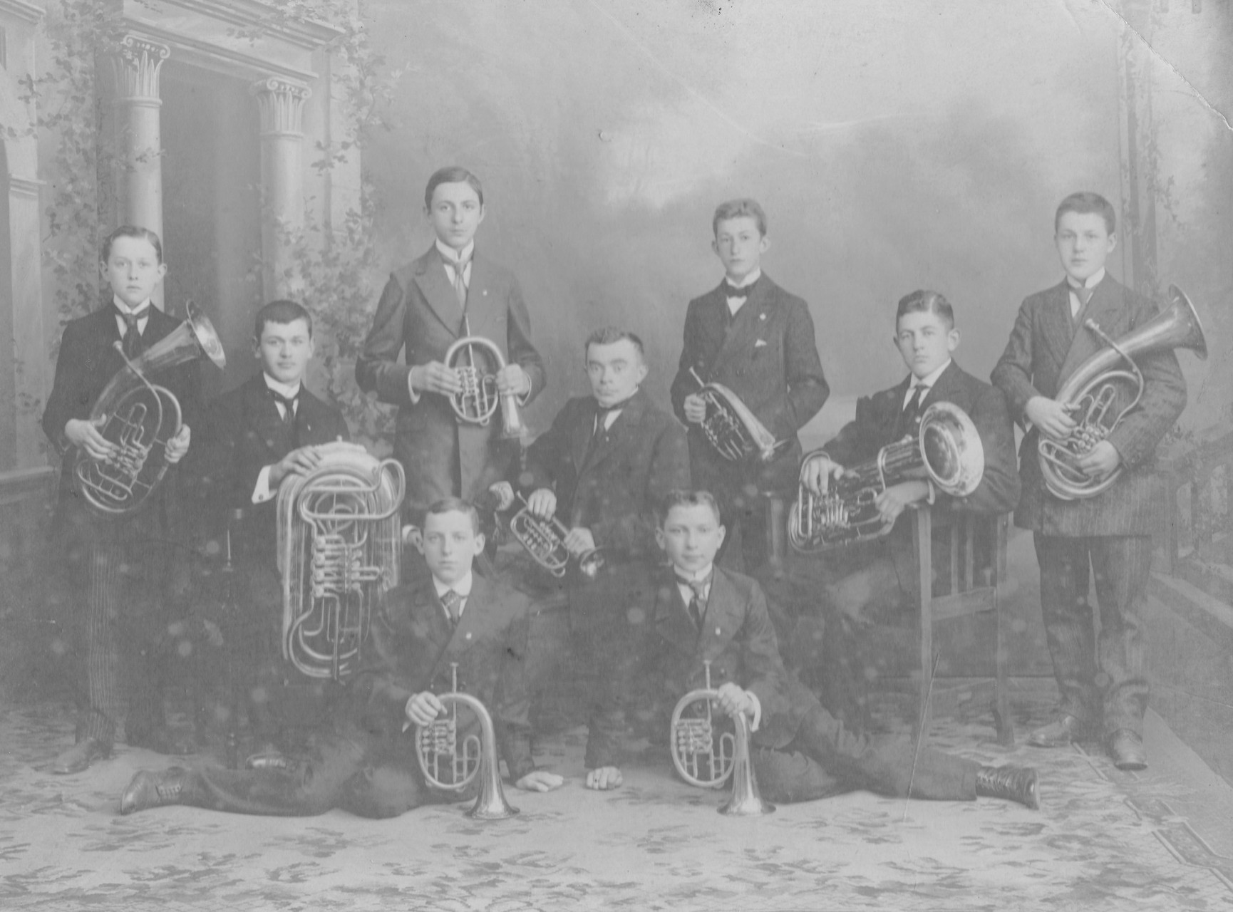1913: Gründung des Posaunenchores - einer der ersten evangelischen Bläserchöre in Sachsen. - Das Ensemble war allerdings nur einige Monate in der Gemeinde aktiv, dann verließen der Chorleiter und einige der Bläser den Ort.