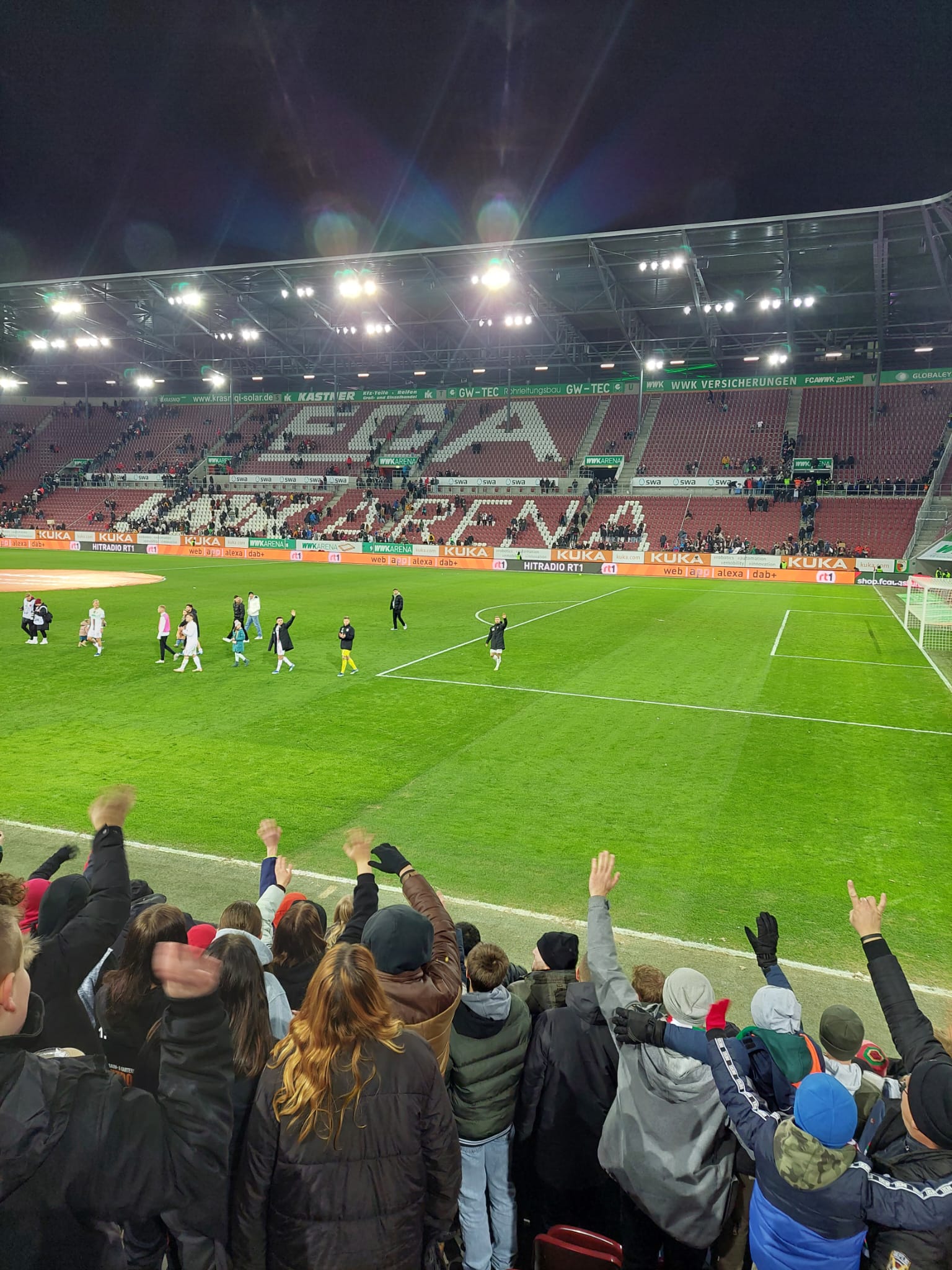 HOS-Schüler winken den Augsburg-Spieler bei der Ehrenrunde zu.