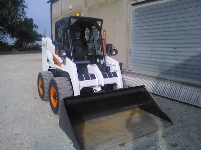 BOBCAT 863  con benna e forche