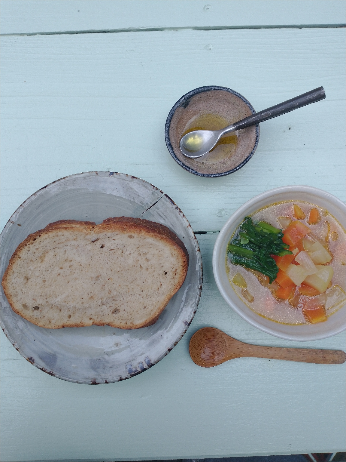 ある日の朝食〜裏庭で採れたパパイヤと生姜たっぷりのスープ