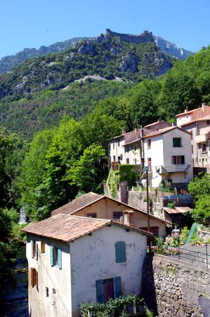 Lapradelle avec en fond la forteresse de Puilaurens © hall66