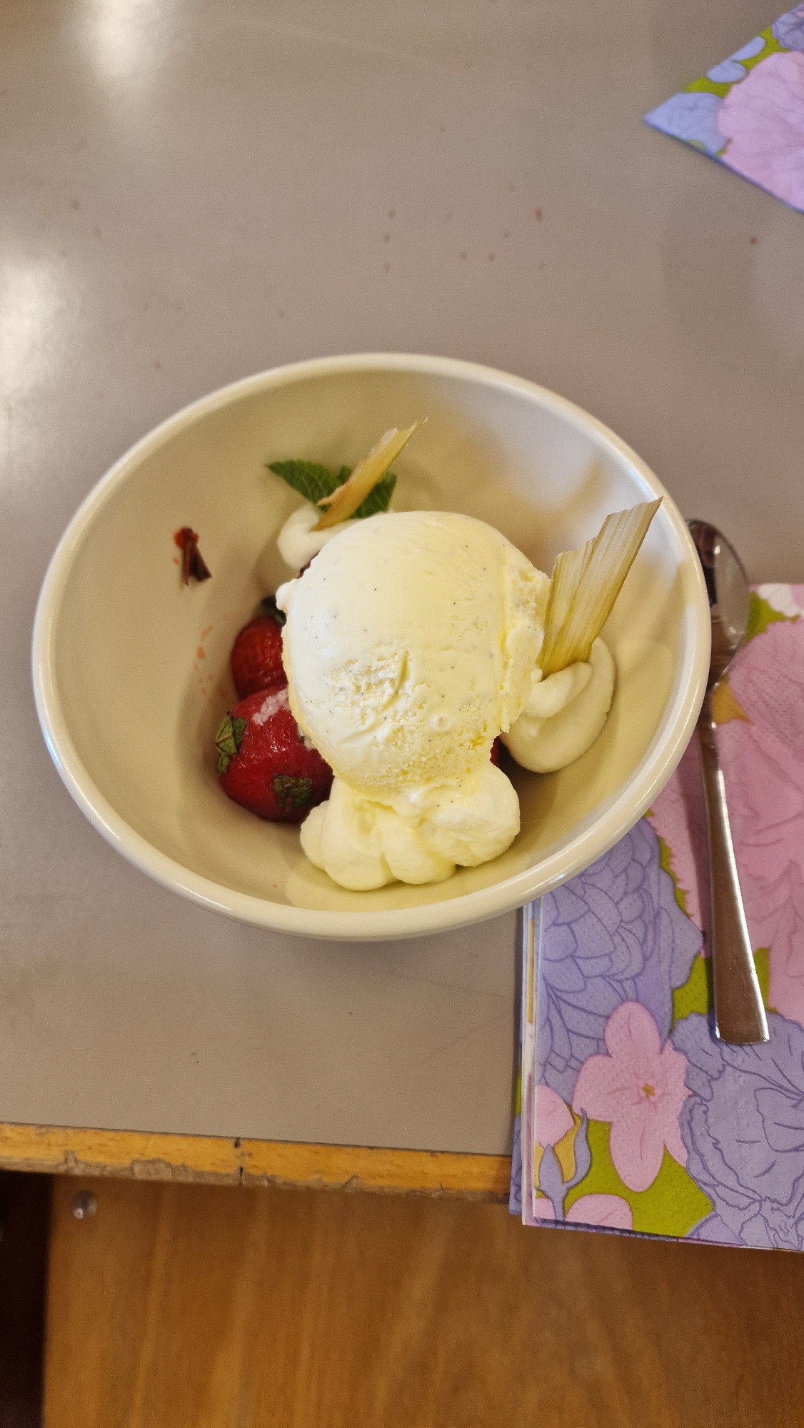 4. Gang: Erdbeeren mit selbstgemachter Vanilleglacé