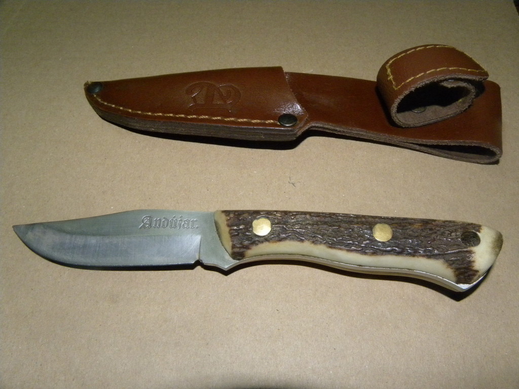 Pequeño cuchillo de la marca Andujar, con termiancion en cuerno de ciervo sin pulir