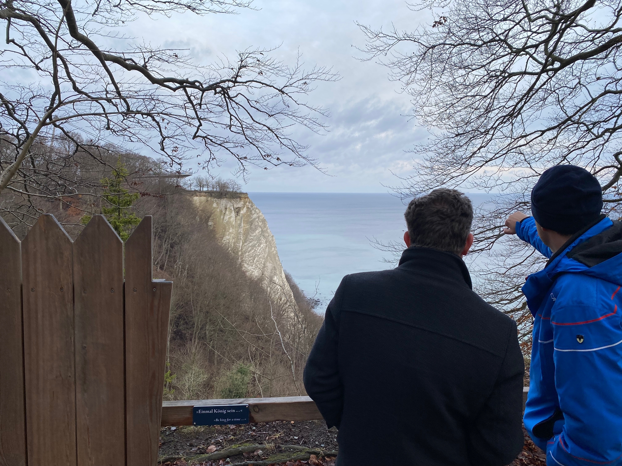 Stephan Thomae besichtigt die Kreideküste der Insel Rügen.