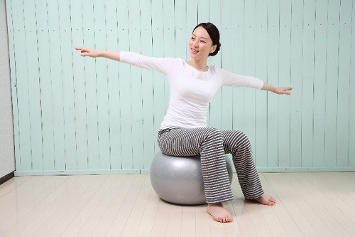 部屋で運動する女性