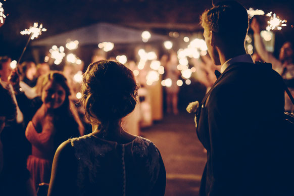 Hochzeitsparty mit Brautkleid