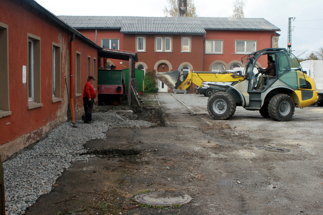 Am Werkstatt-Anbau wurde der Boden für das neue Schleppdach vorbereitet.