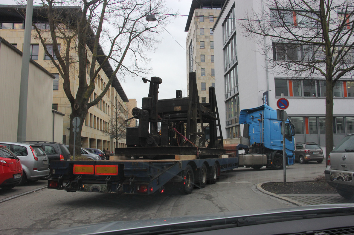 Auf dem Weg von der Baustellenausfahrt zur Hauptstraße (geradeaus) muss wegen Kanalbauarbeiten ein Umweg gefahren werden – erst nach rechts 