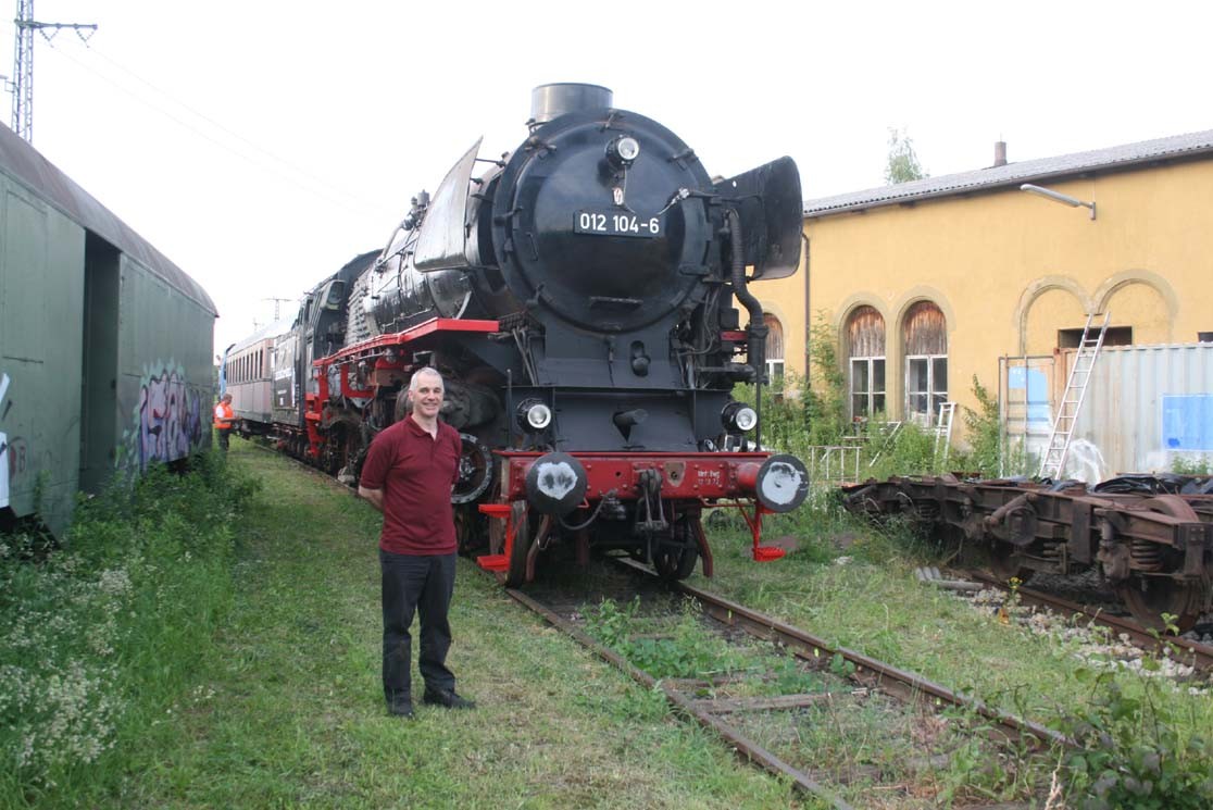 Abschiedsbild mit Mr. Beat, dessen Vater einst die 01 1104 nach England brachte.