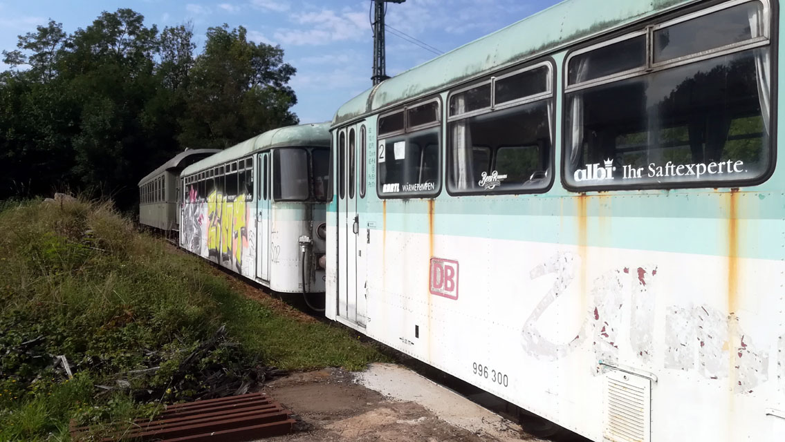 Zwei Fahrzeuge, die einst zum Ulmer Spatz gehörten. Eine Leihgabe der Bahn.