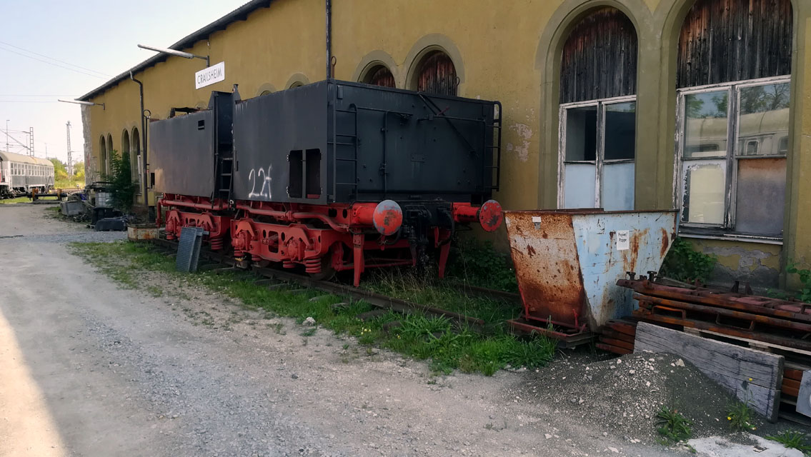 Der Tender steht neben der Halle.