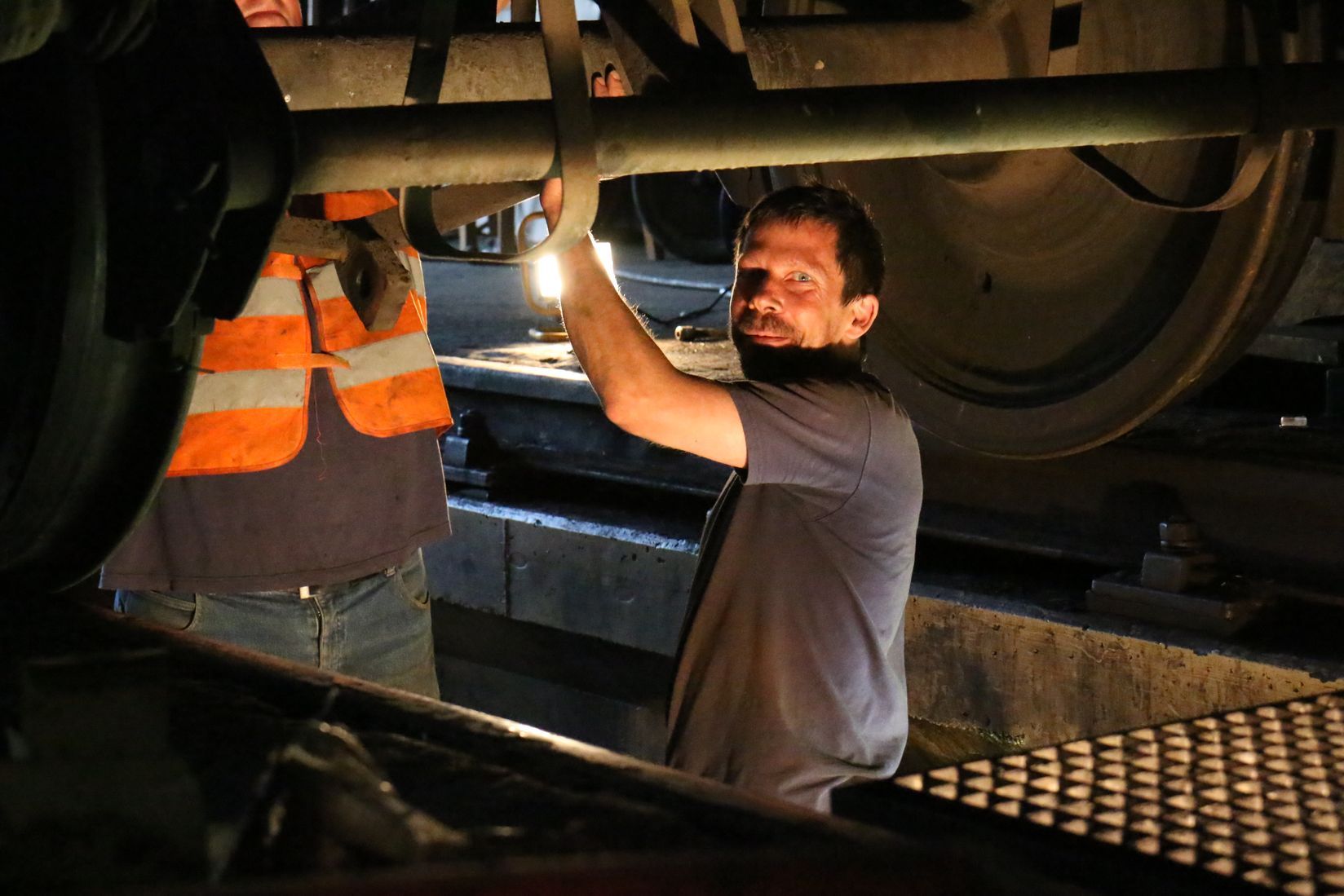 An den K-Wagen in der Halle ging es am Fahrwerk weiter.