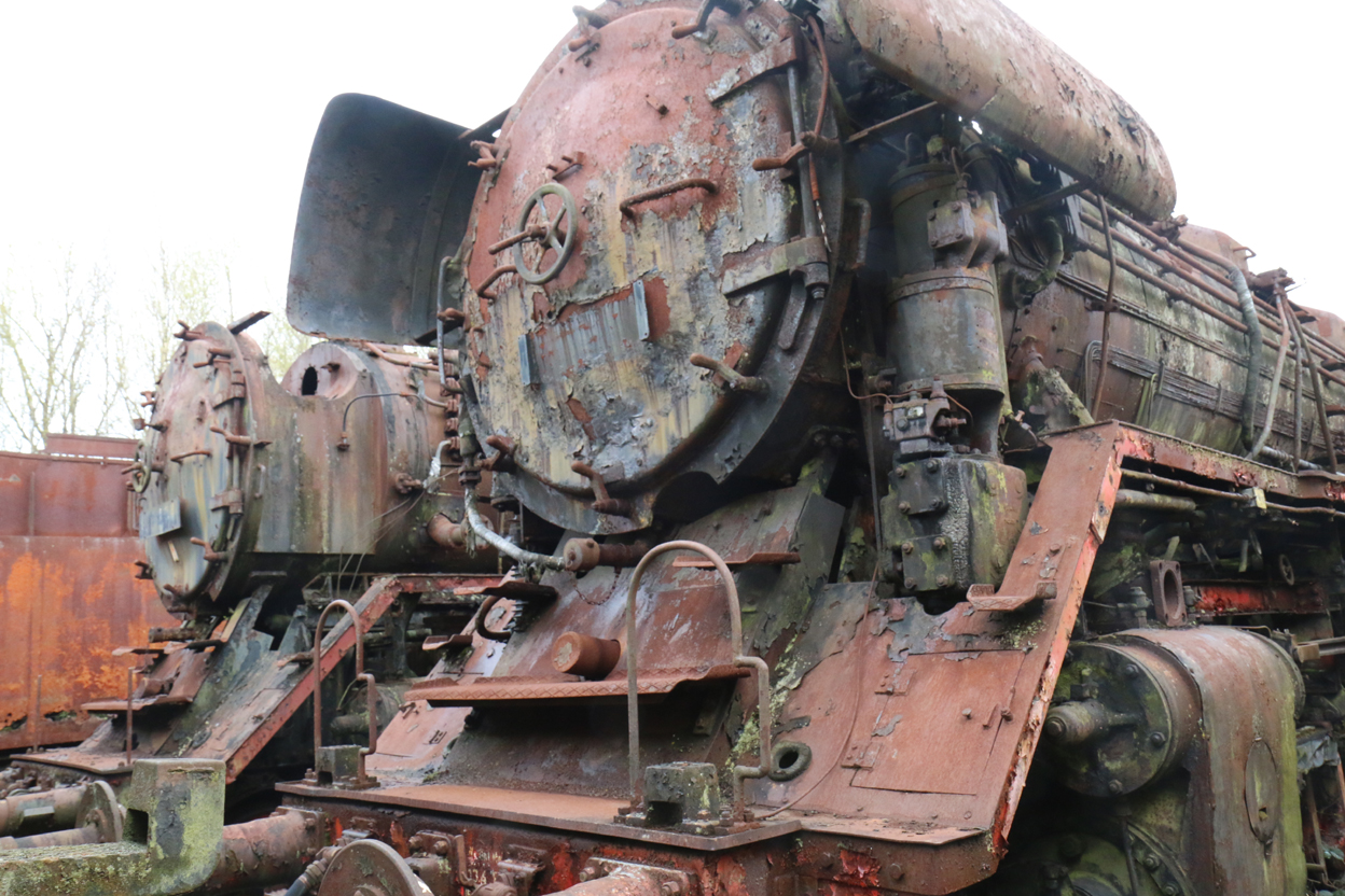 Zwei 44er der ehemaligen Reichsbahn, die den Schneidbrenner überlebt haben