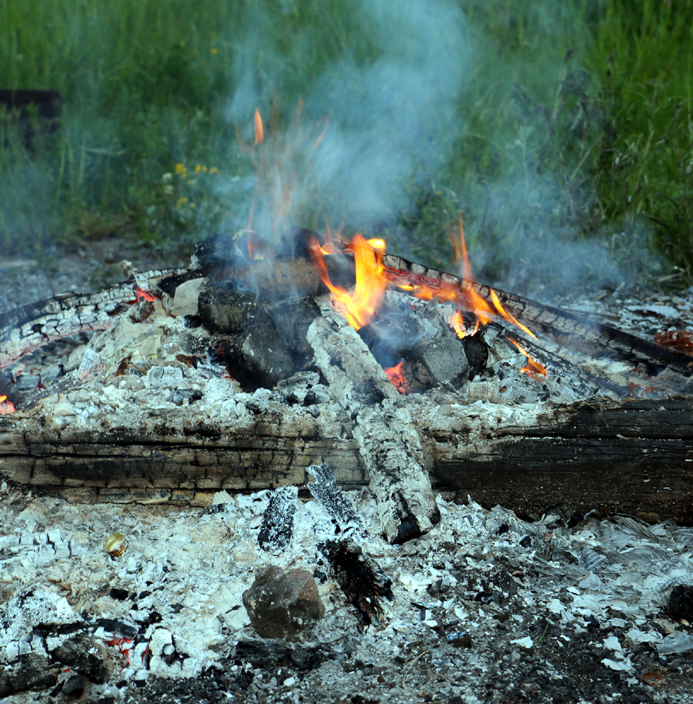 . . .am Lagerfeuer, in dem auch zwei Original Rekord-Briketts aus DDR-Produktion vor sich hin glühten.