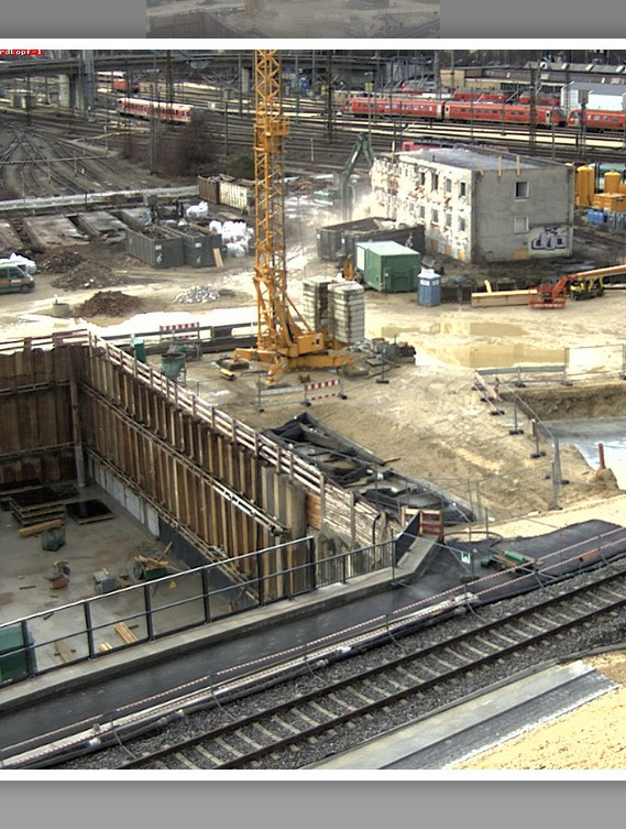 Ausbau erledigt, der Bagger beim weiteren Abriss des ehemaligen Sozialgebäudes. 