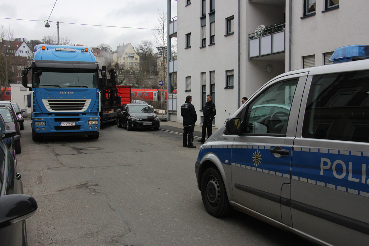 Mit der Polizei wurde die Lage begutachtet. Statt die Falschparker abzuschleppen, wurde der Lastzug von der Polizei in verkehrter Richtung durch eine Einbahnstraße umgeleitet. 