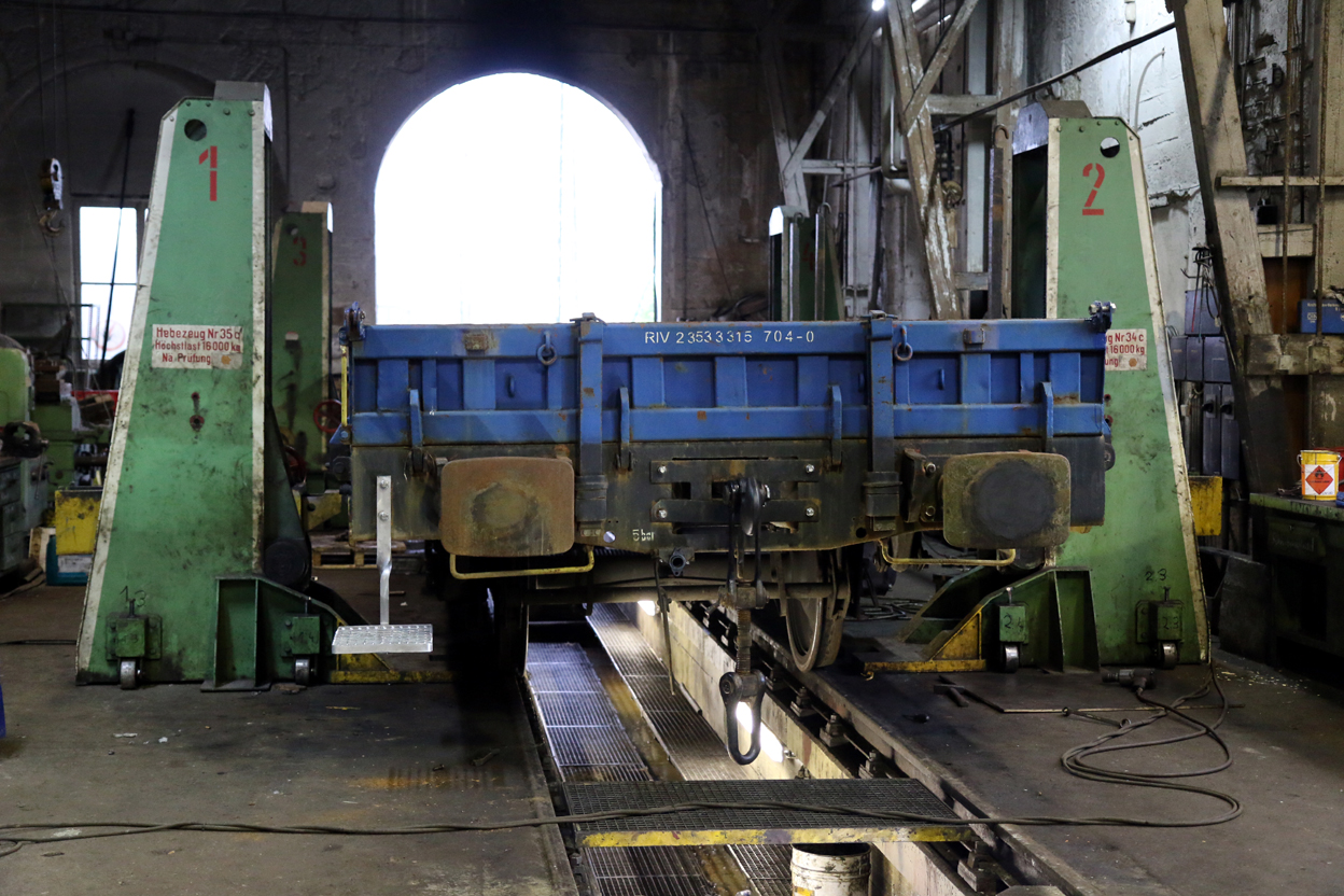 Auch bei der HU an einer ganzen Reihe von Güterwagen für einen Kunden ging es weiter.  Zum Abschluss wurden die beiden nächsten Wagen in die Halle geschoben.