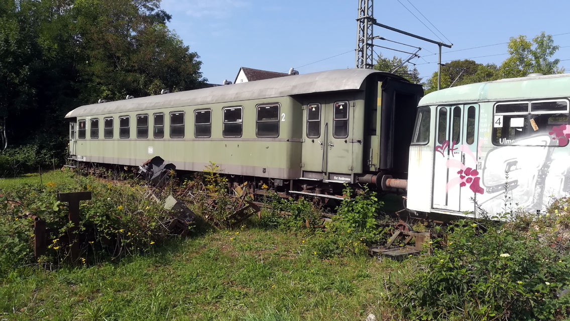 Der Wagen dahinter stammt von den ÖBB - erkennbar an den Übersetzfenstern. 