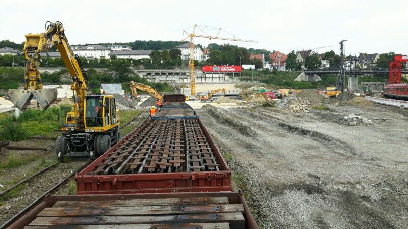 Das alte Schotterbett der Schuppenzufahrtsgleise ist bereist ausgebaggert.