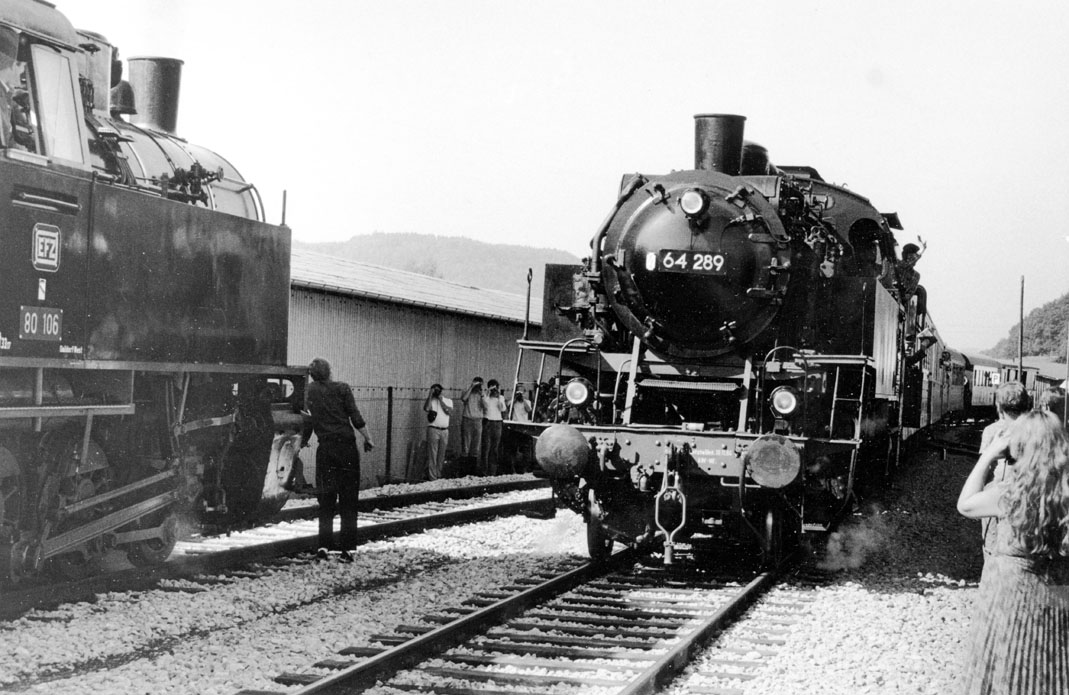 Im September 1985 kam die "80 106" (links mit Lokführer Günther Frank) bei Eisenbahnfest der EFZ auf der WEG-Strecke Gaildorf-Untergröningen erstmals zum Einsatz. Heizer der 64 289 ist Heiner Weiß.