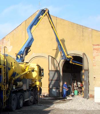 dann wird der Beton in die Halle gepumpt und