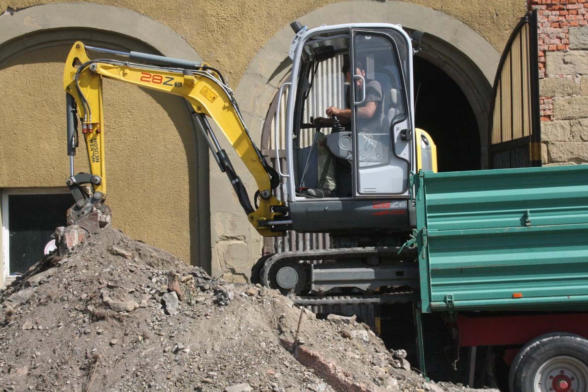  . .  nun voll rückwärts auf die Ladefläche. Dann geht es für den Bagger samt Fahrer nach Hause. 