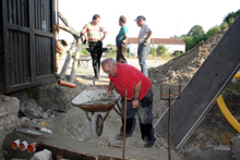 Am 11. Juli 2015 wurde auch noch die Durchlässe für die Leerrohre eingebaut.