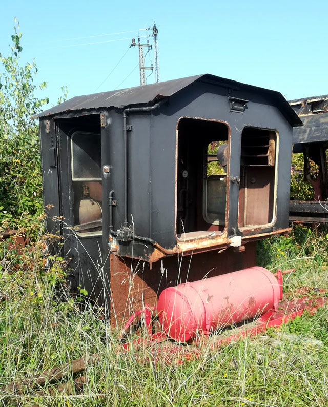 Die Kabine aus dem Tender der 50 3031, rechts das Führerhaus.