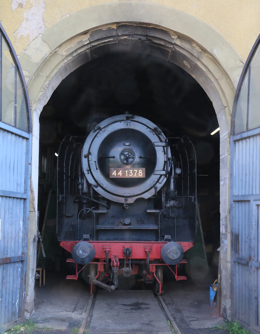 Die 44 1378 unter der Kranbahn in der Halle.