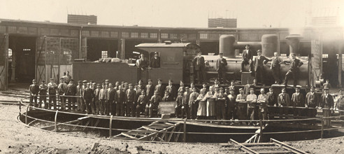 Die Belegschaft des Bw Crailsheim im Jui 1908 mit der Schnellzuglokomotive AD 479 auf der damaligen 18-m-Drehscheibe. Erst knapp 40 Jahre später wurde eine Drehscheibe mit 23 Meter eingebaut.