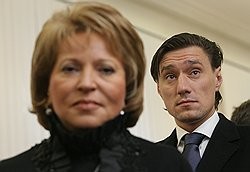Валентина Матвиенко запомнится петербуржцам своим сынолюбием, башнестроительством и сосулеборчеством Фото: Михаил Разуваев, Коммерсантъ