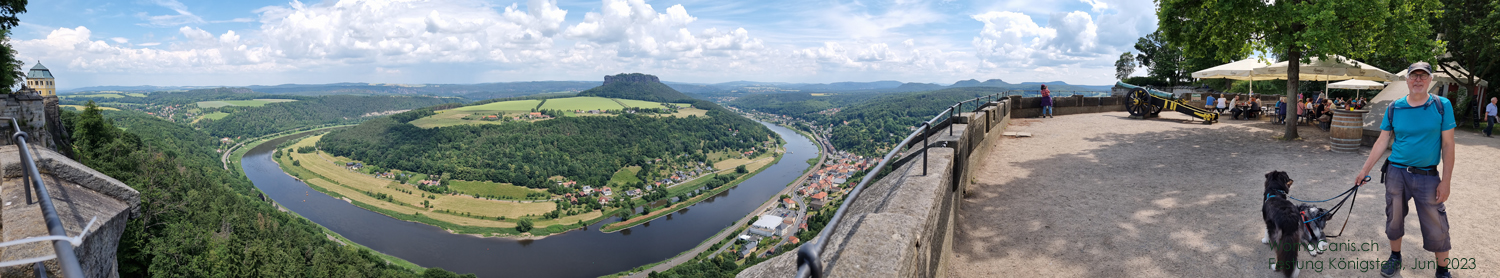 Tief unten liegt der Ort Königstein. Die Elbe scheint den Lilienstein zu umrunden und tatsächlich macht der Fluss hier ein U.