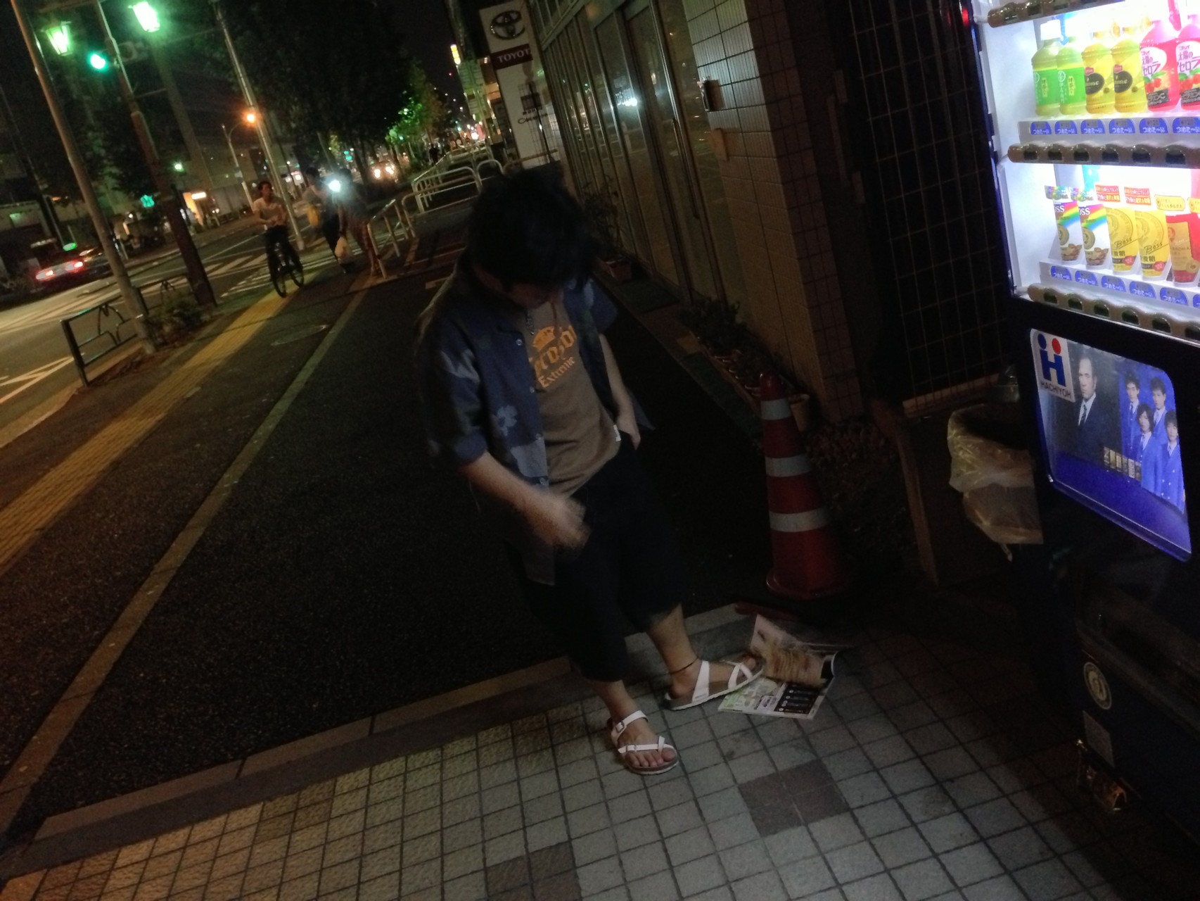 終電を逃し、歩いて帰る谷川と葉石。途中エロ本を見つけた谷川が、足でページをめくり始める。