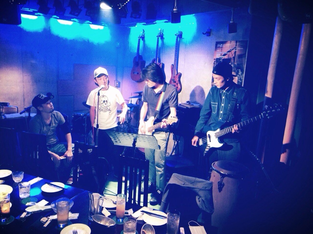 怖いもの知らずとはこのこと。バンド未経験の彼らが、舞台初日前に渋谷の音楽BARで生ライブをした時の一枚。後日本物のバンドライブを観に行き、自分たちが何をしたのか思い知る。