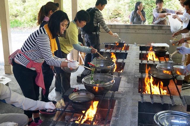 野草調理の様子