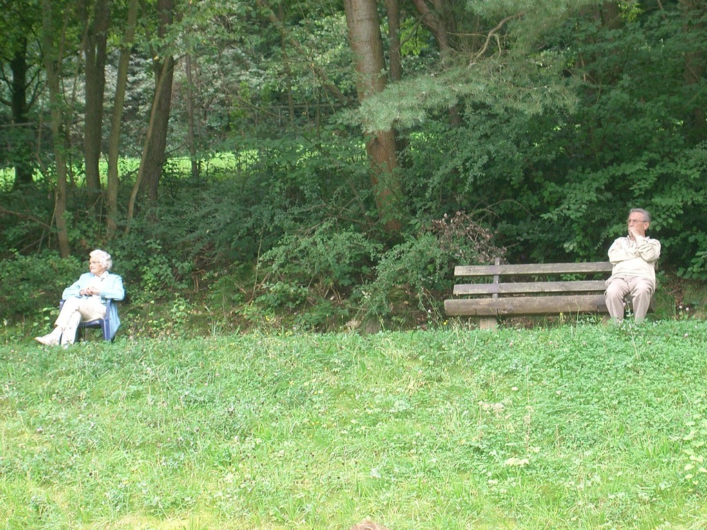 Annemarie und Waldemar auf abstand