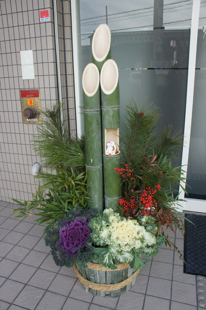 右の門松に窓を、a small window  was made in the right kadomatsu