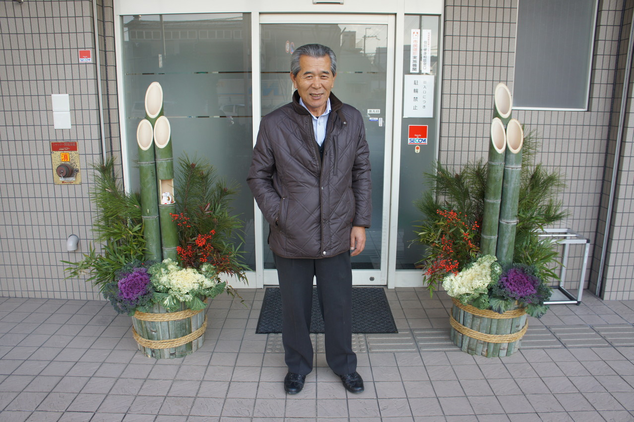 私の門松の先生木村さん.10年前からいっしょに門松を作っています。　My kadomatsu teacher Mr. Kimura,we have being making kadomatsu for the past 10 years.