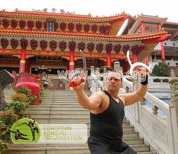 Bild Meister Holger Heek zeigt eine Kung Fu Technik vor dem Fanling Tempel in Hong Kong